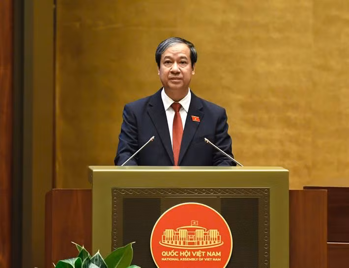 Bộ trưởng Bộ Giáo dục và Đào tạo Nguyễn Kim Sơn, thừa ủy quyền của Thủ tướng Chính phủ, trình bày trước Quốc hội nội dung tóm tắt tờ trình dự thảo Luật Nhà giáo. Ảnh: QH