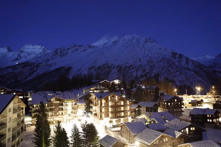 Khách sạn ở trên núi cao Carpa thuộc Saas Fee, ngôi làng Thụy Sĩ được nhóm nhạc Wham đến quay siêu phẩm Last Christmas là điểm đến lý tưởng cho các du khách muốn tận hưởng một "Last Christmas" của riêng mình. Thực khách có thể vừa thưởng thức phong cảnh núi tuyết ngoạn mục, nhâm nhi rượu vang nóng và các món ăn cổ điển từ thập niên 80 khi lưu trú tại nơi này