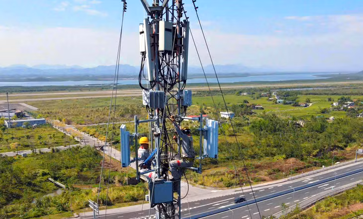 Cán bộ kỹ thuật Viettel Quảng Ninh thi công lắp đặt trạm phát sóng 5G phục vụ phủ sóng 5G ở khu vực trọng điểm trên địa bàn toàn tỉnh.