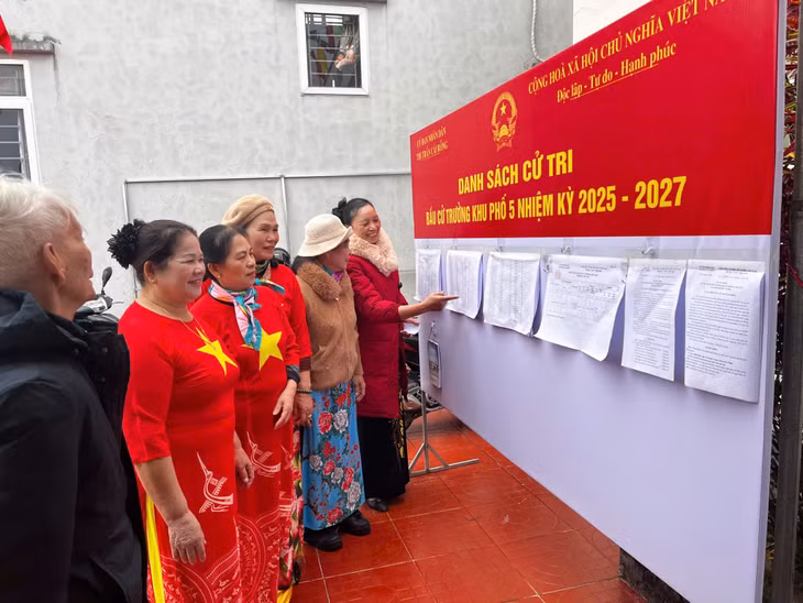 Cử tri huyện Vân Đồn xem danh sách đại diện cử tri. Ảnh: Thành Công