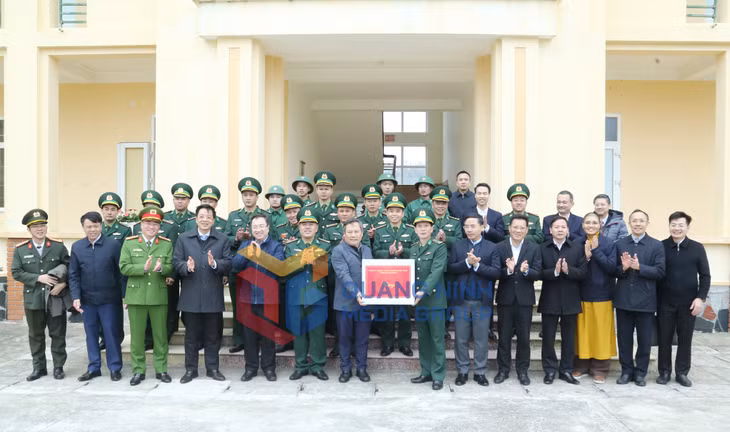 Đoàn công tác của Thường trực Tỉnh ủy đến thăm, tặng quà động viên cán bộ, chiến sĩ Đồn biên phòng Cô Tô (12-2024). Ảnh: Thu Chung