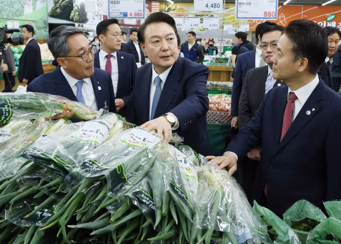Tổng thống Hàn Quốc Yoon Suk-yeol ghé siêu thị Hanaro Mart để kiểm tra giá hành lá tại Seoul ngày 18/3. Ảnh: AFP