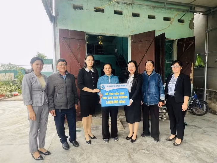 Hội LHPN TP Uông Bí hỗ trợ gia đình chị Nguyễn Thị Nga (phường Yên Thanh) bị thiệt hại do cơn bão số 3 gây ra.
