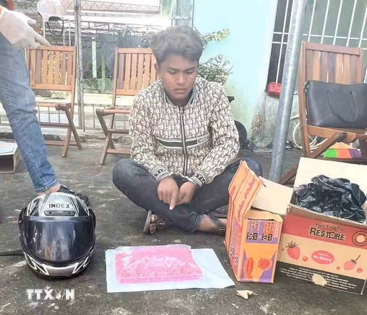 Đối tượng Hồ Vay bên 18.000 viên ma túy bị bắt giữ. (Ảnh: TTXVN phát)