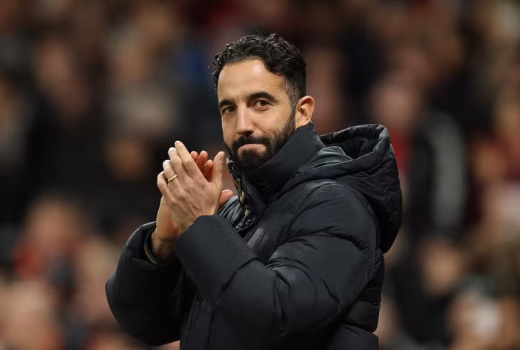 HLV Amorim thừa nhận Man United phải bắt đầu cuộc chiến trụ hạng - Ảnh: REUTERS