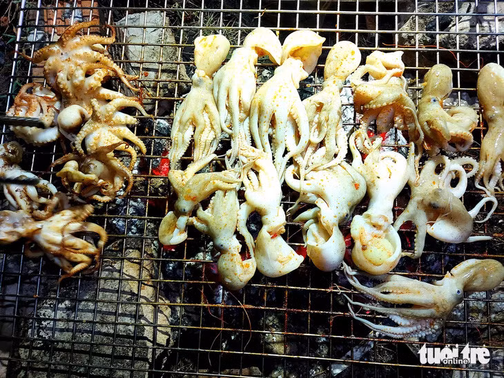 Đi trải nghiệm biển, rừng Phú Quốc, du khách thích chọn món mực nướng ngon "hết sảy"
