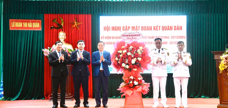 Lãnh đạo huyện Vân Đồn tặng hoa chúc mừng Lữ đoàn 169.