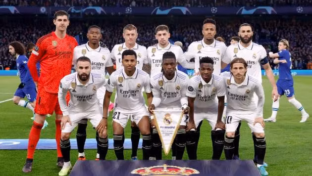 Real Madrid mang tất màu tối khi đối đầu với Chelsea tại Stamford Bridge vào các năm 2021 và 2023.