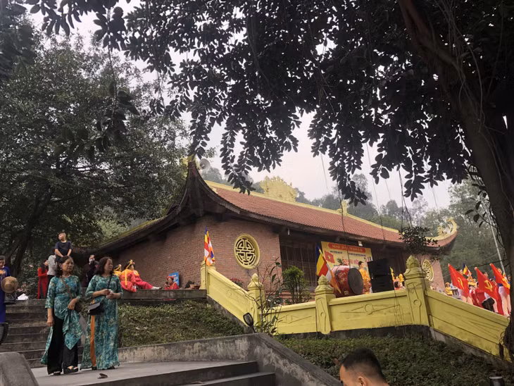 Du khách vãng cảnh chùa Non Đông những ngày đầu xuân mới.