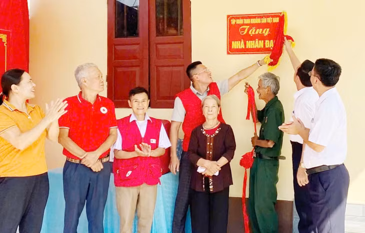 Hội Chữ thập đỏ tỉnh, Hội Chữ thập đỏ TP Uông Bí cùng chính quyền địa phương khánh thành nhà cho gia đình ông Đinh Văn Viết, khu An Hải, phường Phương Nam (TP Uông Bí) tháng 10/2024. Ảnh Dương Trường