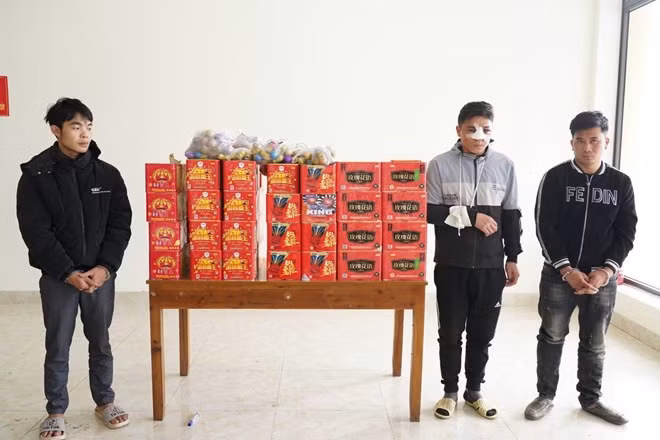 Nhóm đối tượng cùng tang vật là pháo nổ tại trụ sở công an. Ảnh: Công an Hà Giang