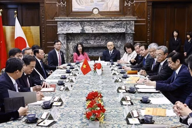Chủ tịch Quốc hội Trần Thanh Mẫn và Chủ tịch Thượng viện Nhật Bản Sekiguchi Masakazu ký thoả thuận hợp tác. (Ảnh: Doãn Tấn/TTXVN)
