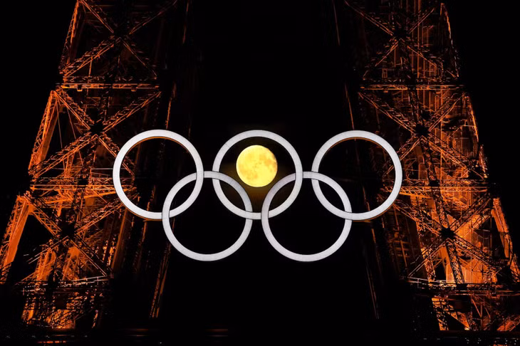 Khoảnh khắc Mặt Trăng nằm chính giữa các vòng tròn Olympic trên tháp Eiffel hồi Thế vận hội Olympic và Paralympic Paris 2024 tại Paris, Pháp (ngày 23/7). Ảnh: Kai Pfaffenbach/Reuters.