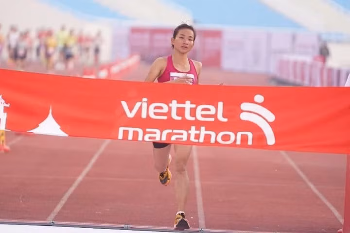 Nguyễn Thị Oanh lập kỷ lục Quốc gia khi tranh tài tại giải Marathon Hà Nội 2024 diễn ra sáng nay 1/12.