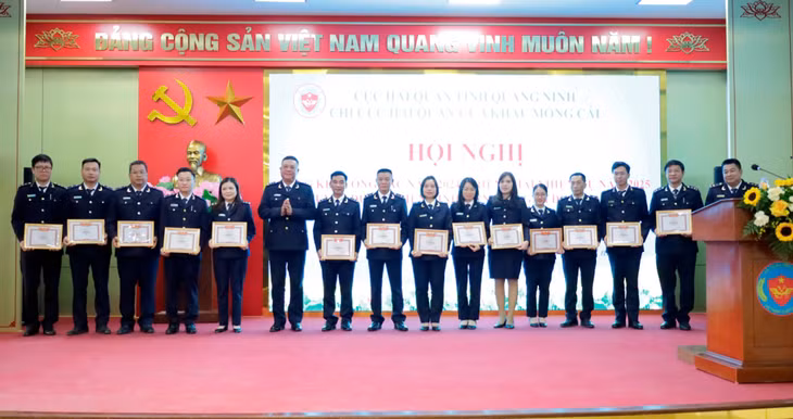 Chi cục Hải quan Cửa khẩu Móng Cái khen thưởng các cá nhân có thành tích xuất sắc.