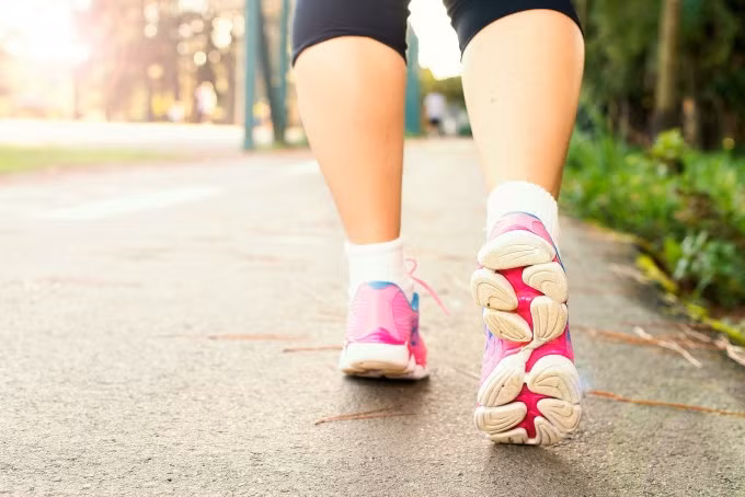 Đi bộ tác động nhiều hơn đến phần thân dưới. Ảnh: Pexels