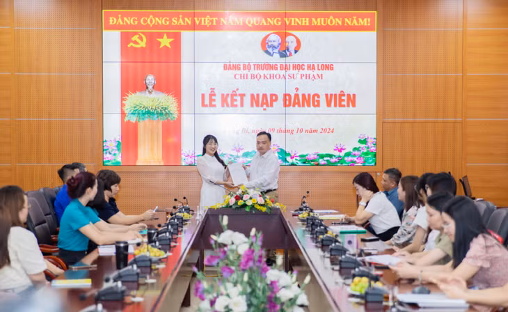 Hoàng Bích Ngọc được kết nạp Đảng khi là sinh viên năm thứ 4 Trường Đại học Hạ Long.