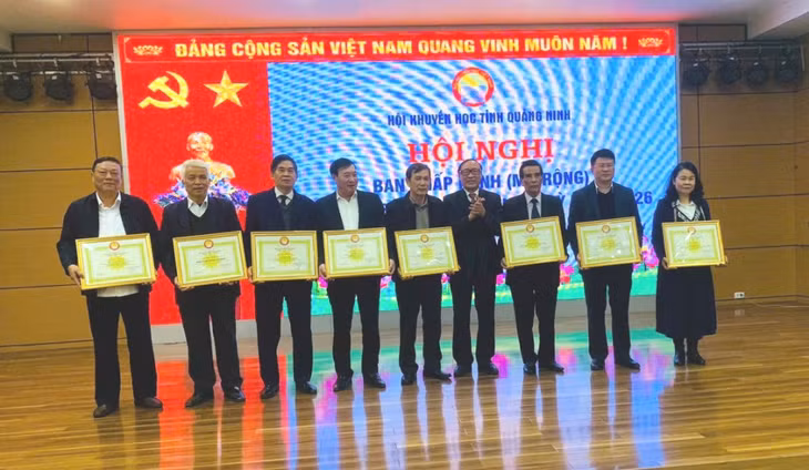 Các tập thể, cá nhân được nhận bằng khen của Trung ương Hội Khuyến học Việt Nam.