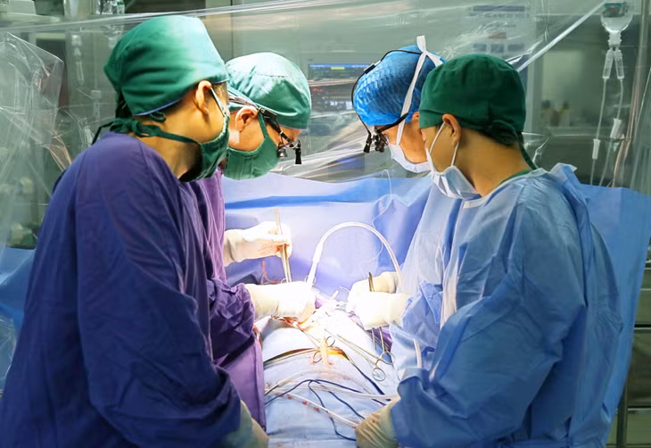 Ca mổ sửa van tim cho người bệnh tại Bệnh viện Đa khoa tỉnh.