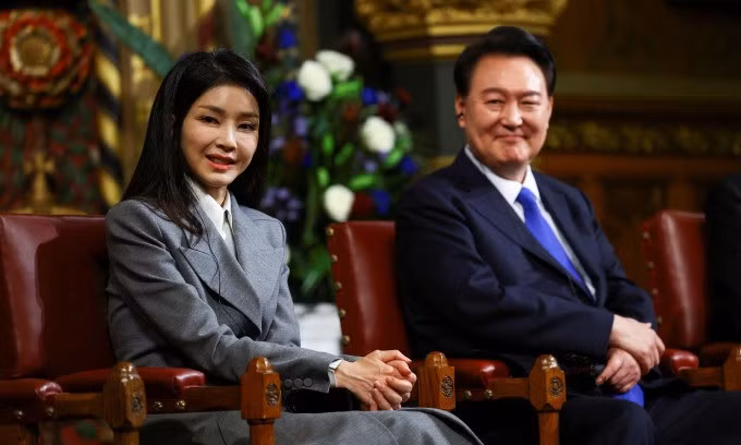 Tổng thống Hàn Quốc Yoon Suk-yeol và Đệ nhất phu nhân Kim Keon-hee tại London, Anh, hồi tháng 11/2023. Ảnh: Reuters