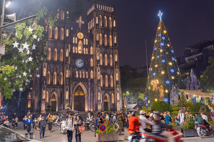 Nhà thờ Lớn, số 40 Nhà Chung, quận Hoàn Kiếm, là tâm điểm mỗi dịp Giáng sinh ở Hà Nội. Trước lễ, sân trước nhà thờ trang hoàng một cây thông 15 m. Mỗi tối, cây thông và nhà thờ được thắp sáng thu hút hàng trăm lượt khách trong và ngoài nước.