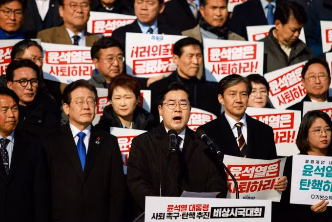 Ông Park Chan-dae (giữa) phát biểu trước tòa nhà quốc hội ở thủ đô Seoul ngày 4/12. Ảnh: AFP
