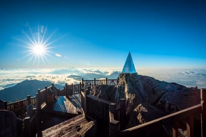 Đỉnh Fansipan là một trong những điểm đến nổi tiếng thu hút hàng nghìn lượt khách mỗi năm. Ảnh: Minh Tú.