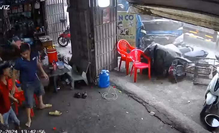 Xe tải húc trụ điện rồi tông vào xe máy trước nhà dân.