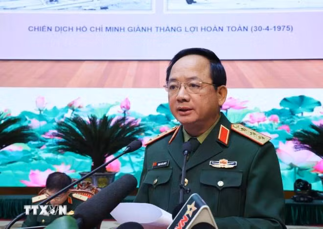 Thượng tướng Trịnh Văn Quyết, Bí thư Trung ương Đảng, Ủy viên Thường vụ Quân ủy Trung ương, Chủ nhiệm Tổng Cục chính trị Quân đội Nhân dân Việt Nam phát biểu tham luận. (Ảnh: Lâm Khánh/TTXVN)