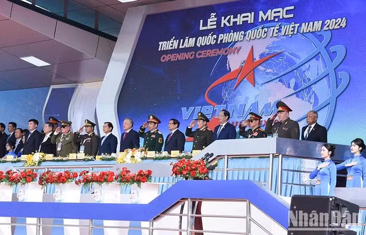Thủ tướng Phạm Minh Chính và các đồng chí lãnh đạo, đại biểu quốc tế thực hiện nghi thức chào cờ. (Ảnh: TRẦN HẢI)