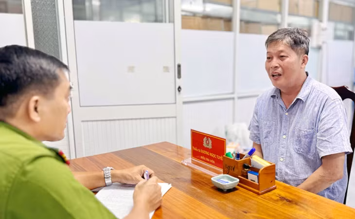 Đối tượng Nguyễn Văn Điểm khai nhận hành vi “In, phát hành, mua bán trái phép hóa đơn, chứng từ thu nộp ngân sách nhà nước”. Ảnh: Vũ Tiến