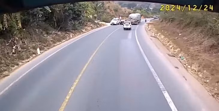 Hình ảnh tài xế điều khiển xe vượt ẩu được camera giám sát hành trình ghi lại (Ảnh cắt từ clip).