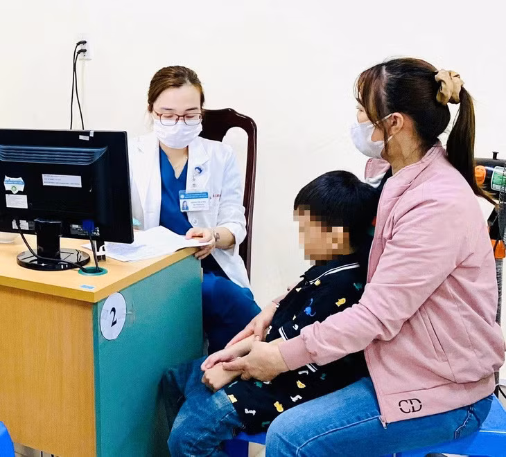 Bác sĩ Bệnh viện Phụ sản - Nhi Đà Nẵng tư vấn phụ huynh về việc dùng thực phẩm bổ sung cho trẻ - Ảnh: ĐOÀN NHẠN