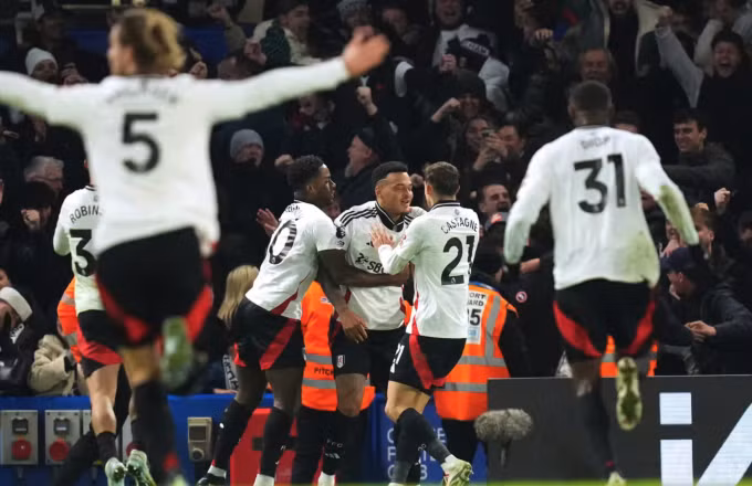 Muniz chia vui với các đồng đội sau khi ấn định chiến thắng 2-1 cho Fulham. Ảnh: AP