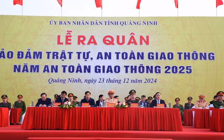 Các đại biểu dự lễ ra quân.
