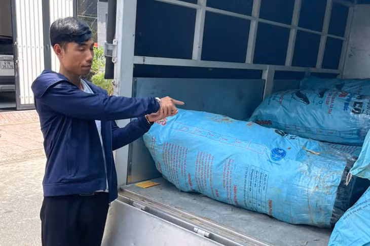 Đối tượng Nguyễn Tiến Dũng bị bắt giữ. Ảnh: C04
