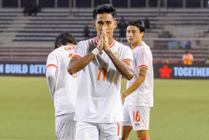 Maung Maung Lwin mừng tuyệt phẩm đá phạt mở tỷ số cho Myanmar trước Philippines trên sân Rizal Memorial chiều 12/12.