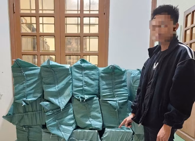 Tài xế cùng số hàng lậu trên xe ôtô. Ảnh: Công an huyện Đakrông.
