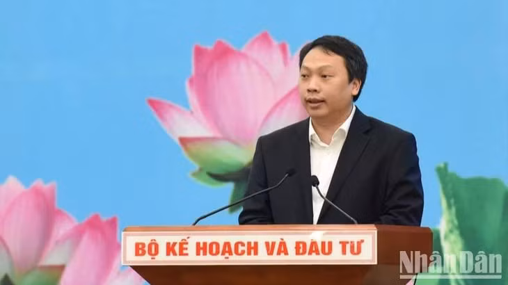 Chủ tịch Ủy ban nhân dân tỉnh Thái Nguyên Nguyễn Huy Dũng phát biểu ý kiến tại hội nghị. (Ảnh: TRẦN HẢI)
