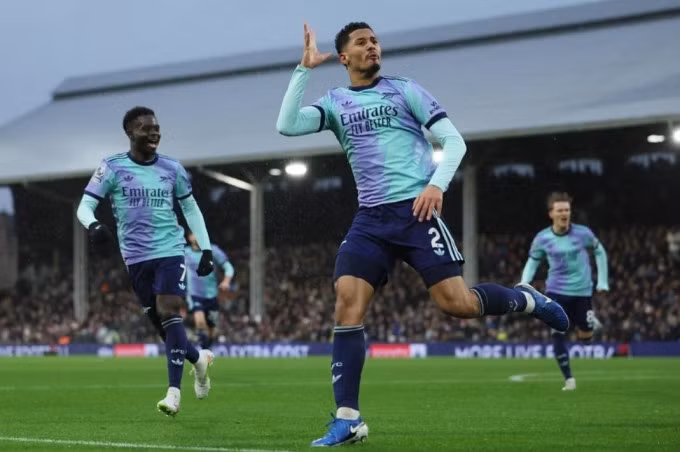William Saliba mừng bàn trong trận Arsenal hòa Fulham 1-1 trên sân Craven Cottage, London, Anh ngày 8/12. Ảnh: Reuters