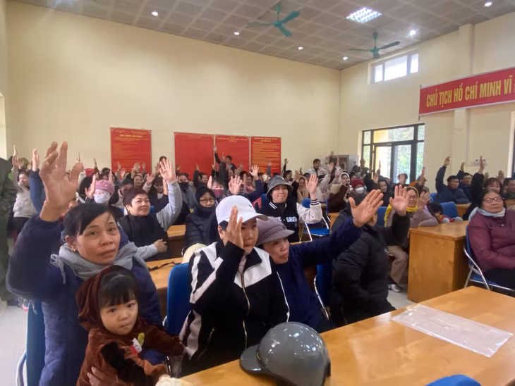 Người dân thôn 2, xã Thanh Lân, huyện Cô Tô bầu trưởng thôn bằng hình thức giơ tay.
