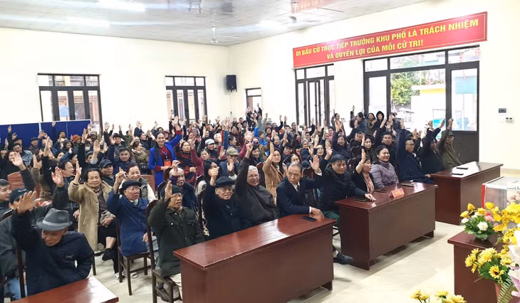 100% cử tri tại khu Đồng Tiến 1, thị trấn Tiên Yên, huyện Tiên Yên, biểu quyết đồng ý tại cuộc bầu cử trưởng thôn bản khu phố sáng 15/12/2024.