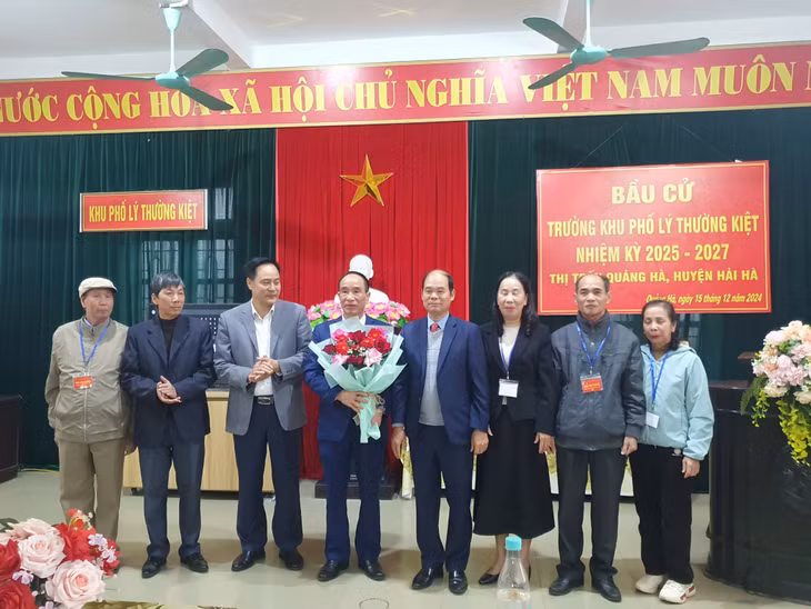 Tặng hoa chúc mừng trưởng khu phố Lý Thường Kiệt, thị trấn Quảng Hà trúng cử.