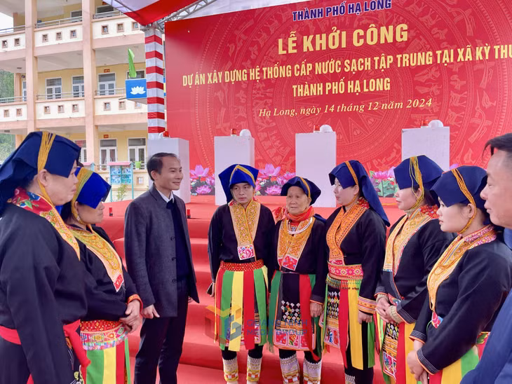 Lãnh đạo TP Hạ Long trò chuyện, đề nghị người dân xã Kỳ Thượng ủng hộ công tác GPMB để dự án được hoàn thành trong thời gian sớm nhất.