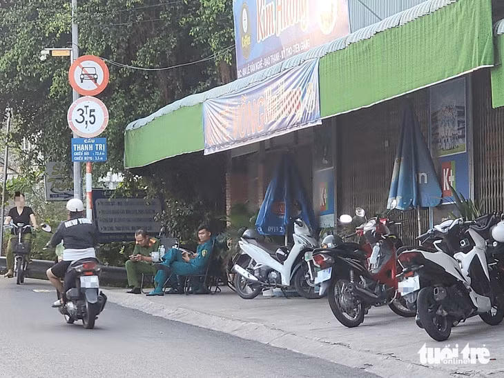 Cảnh sát khám nghiệm hiện trường và điều tra vụ việc - Ảnh: HOÀI THƯƠNG