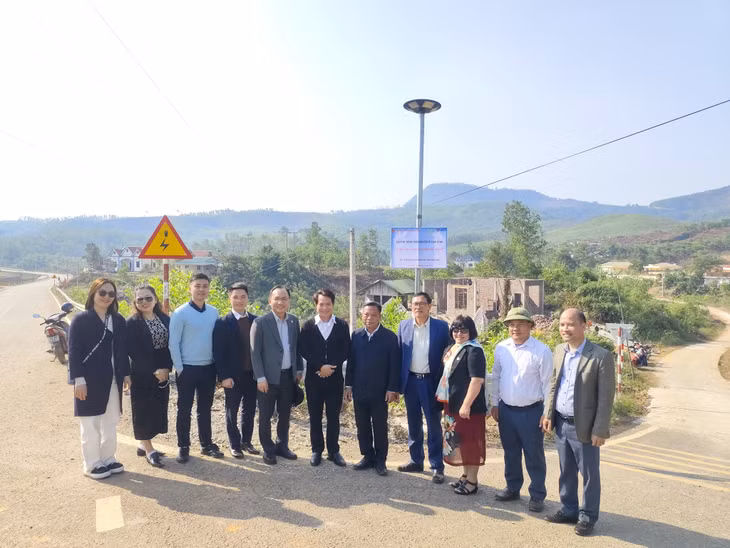 Lãnh đạo Hội Bảo trợ Người khuyết tật và Trẻ mồ côi tỉnh cùng đại diện huyện Ba Chẽ, nhà hảo tâm bàn giao hệ thống đèn chiếu sáng tại thôn Khe Ốn, xã Thanh Lâm.