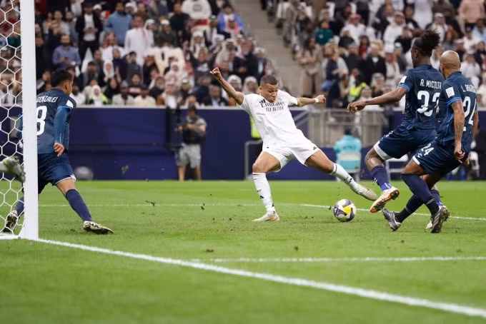 Kylian Mbappe ghi bàn mở tỷ số trong trận Real Madrid thắng Pachuca 3-0 trên sân Lusail, Qatar ngày 18/12. Ảnh: Real Madrid FC