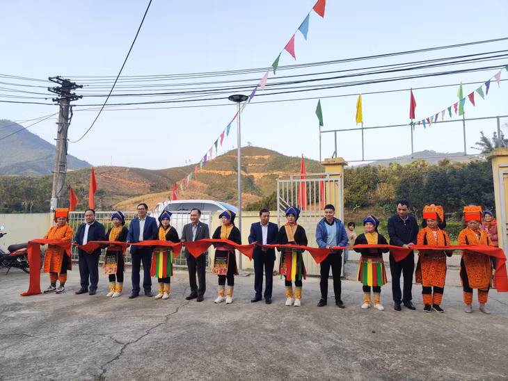 Hội Bảo trợ NKT&amp;TMC tỉnh phối hợp với huyện Ba Chẽ tổ chức khánh thành cụm đèn năng lượng mặt trời tại thôn Nà Bắp, xã Đồn Đạc (huyện Ba Chẽ).