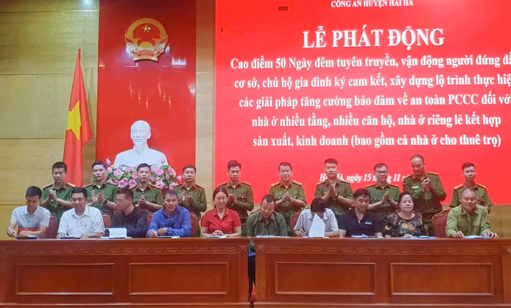 Các cơ sở, chủ hộ gia đình ký cam kết thực hiện các giải pháp tăng cường bảo đảm an toàn PCCC. Ảnh: Trần Trinh (Trung tâm TT-VH Hải Hà)
