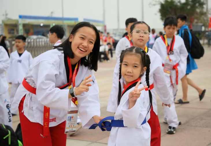 Nụ cười vô tư, hồn nhiên của các VĐV nhí đến từ Hà Nội về dự giải Taekwondo tại Quảng Ninh.